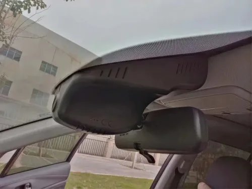 Штатный видеорегистратор, установленный в автомобиле